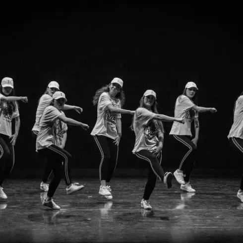 Un grupo de mujeres jóvenes están bailando en un escenario.