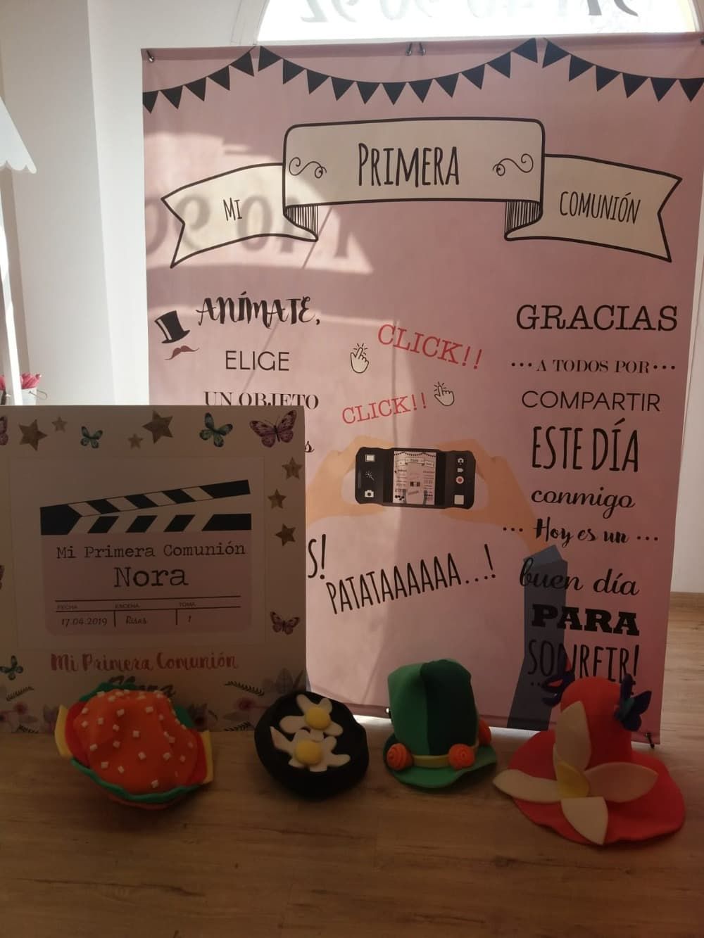 Una mesa con un cartel que dice primera
