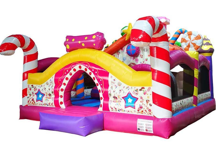 Una casa inflable rosa y violeta con bastones de caramelo y un tobogán.