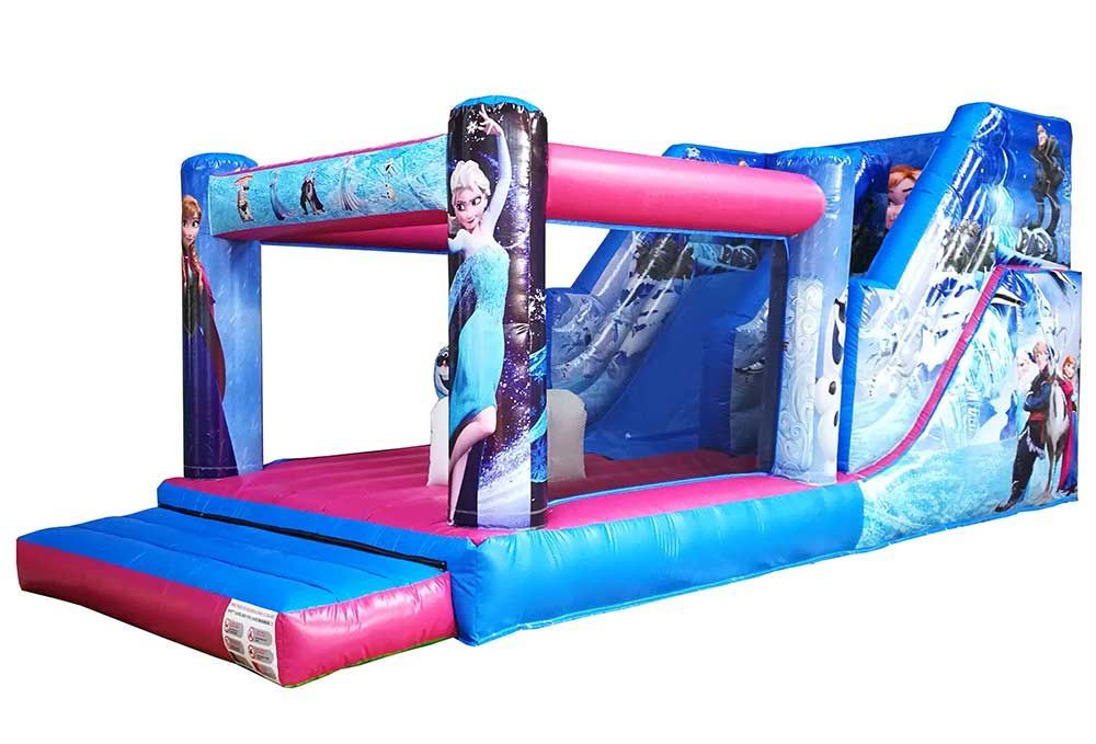 Un castillo inflable con temática congelada y un tobogán.