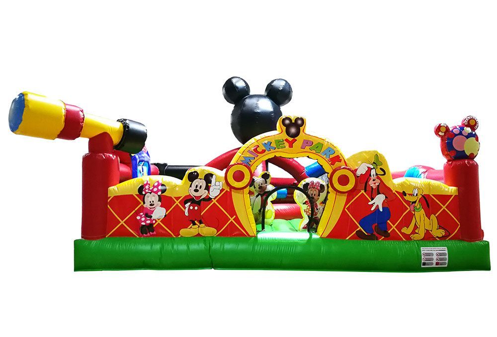 Una casa inflable de Mickey Mouse con Mickey Mouse y Minnie Mouse en ella.