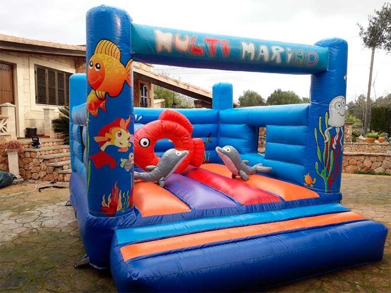 Una casa inflable azul con delfines y peces.