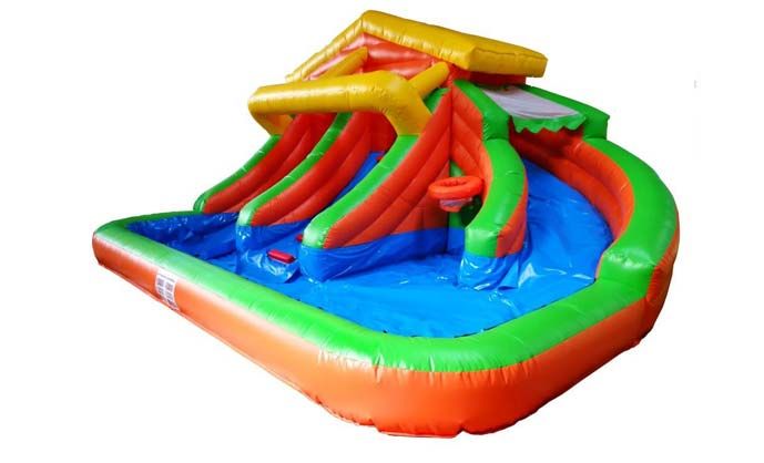 Un tobogán de agua inflable verde y naranja sobre un fondo blanco.