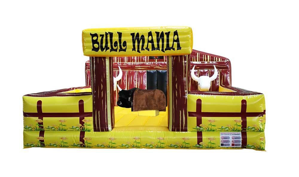 Una atracción inflable de Bull Mania con un toro dentro.