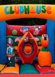 Una casa inflable colorida con un cartel que dice 
