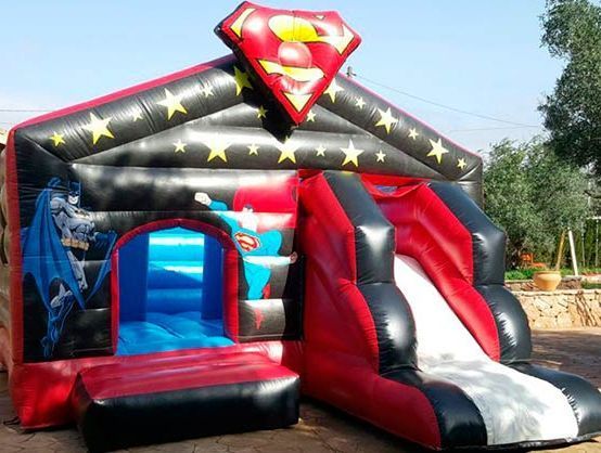 Una casa inflable con Batman y Superman en ella.