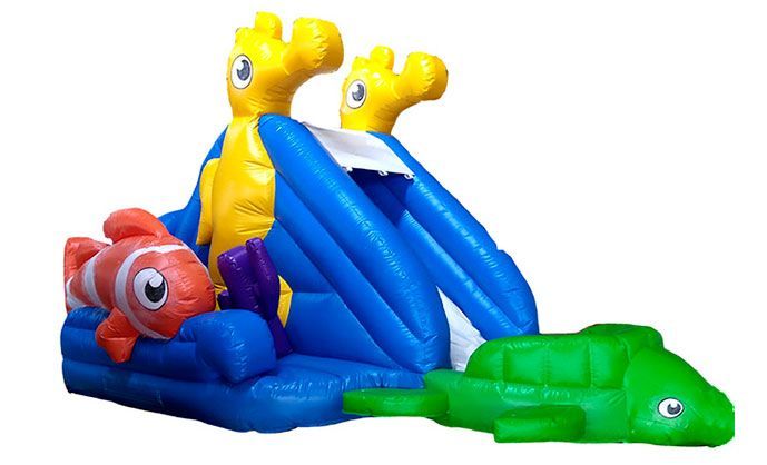 Un tobogán inflable con peces y un lagarto.