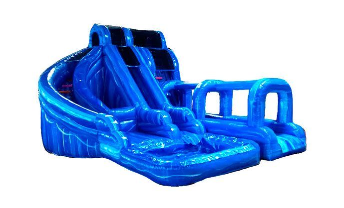 Un tobogán de agua inflable azul sobre un fondo blanco.