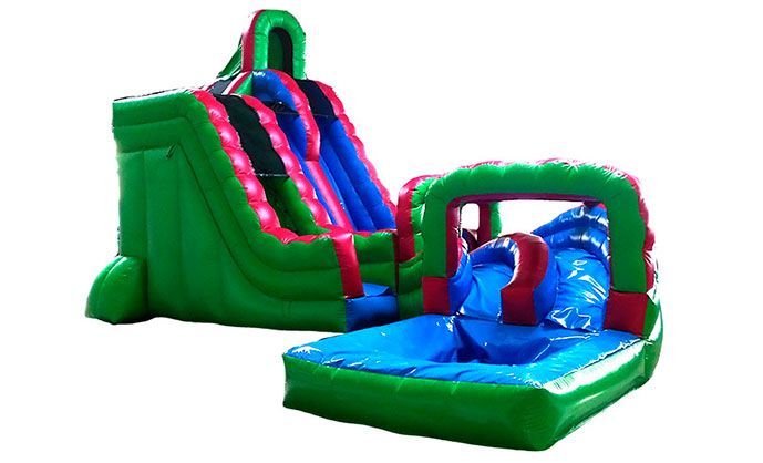 Un tobogán de agua inflable verde y rojo y una piscina azul sobre un fondo blanco.