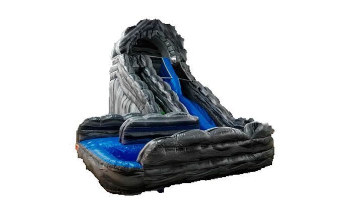 Un gran tobogán de agua inflable en forma de volcán sobre un fondo blanco.