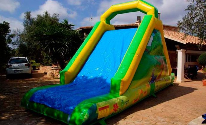 Un gran tobogán inflable está frente a una casa.