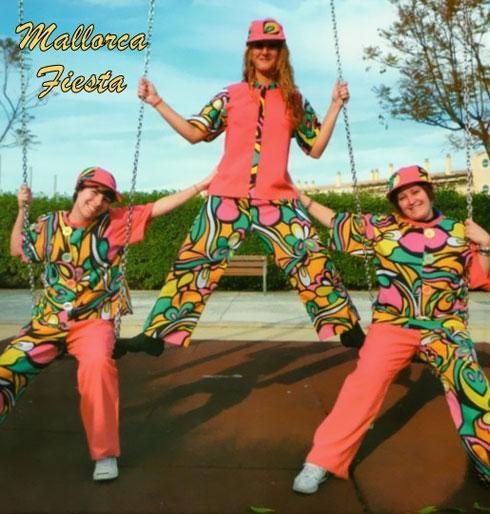 Mallorca Fiesta está escrito en una imagen de tres personas en columpios.