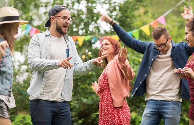 Un grupo de jóvenes están bailando juntos en una fiesta.