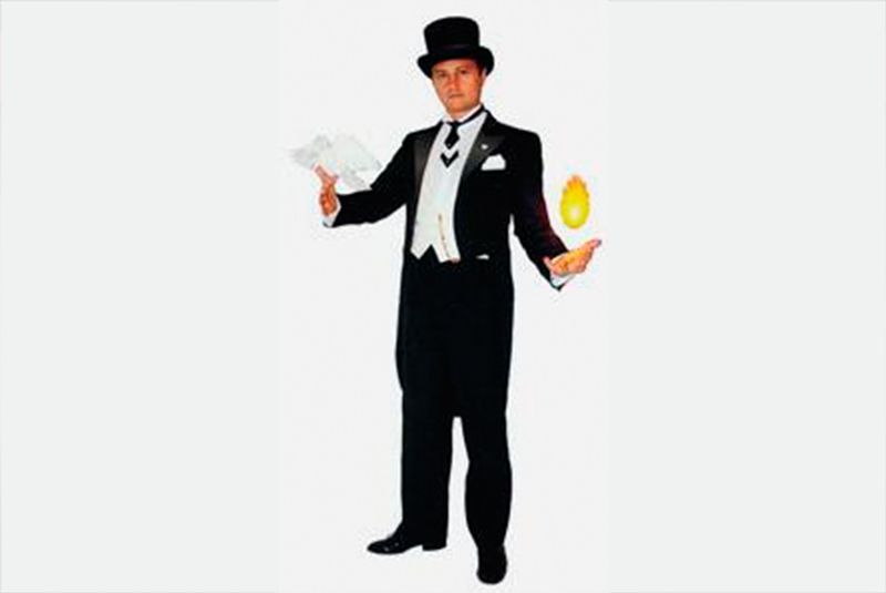 Un hombre con esmoquin y sombrero de copa hace malabarismos con una moneda.