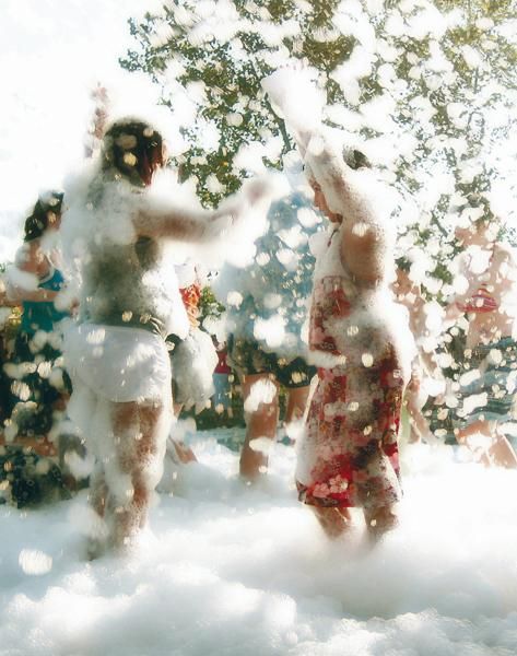 Un grupo de personas está jugando en un charco de espuma.