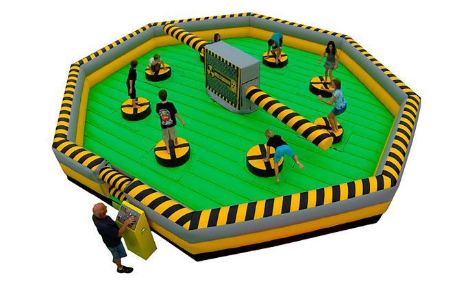 Un grupo de personas está jugando un juego en un campo inflable.