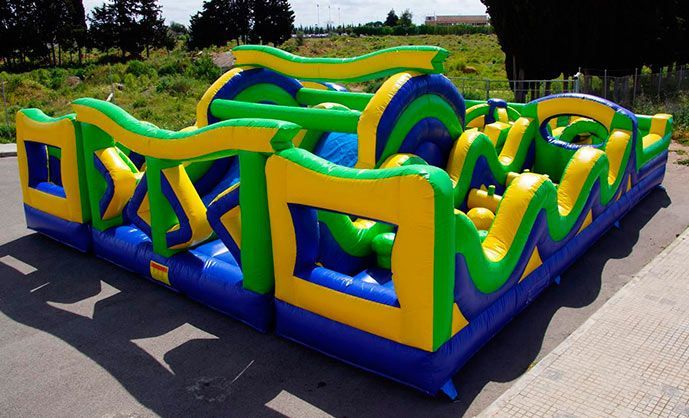 Una gran carrera de obstáculos inflable se encuentra al costado de la carretera.