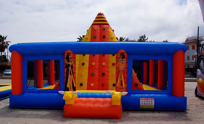 Una casa inflable con una pirámide encima.