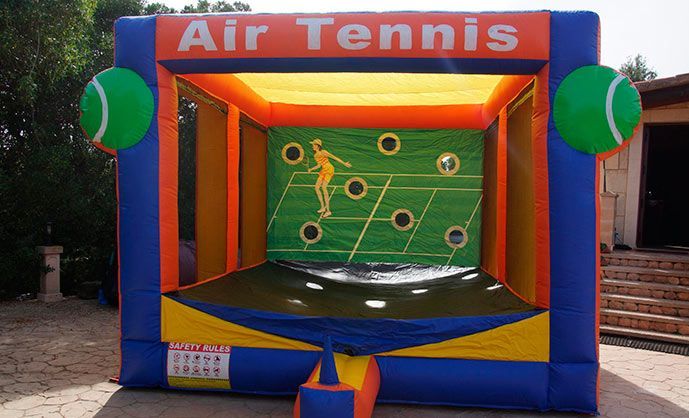 Una casa inflable que dice