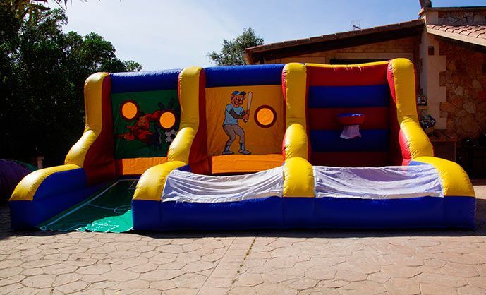 Una casa inflable colorida con un hombre jugando tenis en ella.
