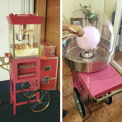 Una máquina de palomitas de maíz junto a una máquina de algodón de azúcar