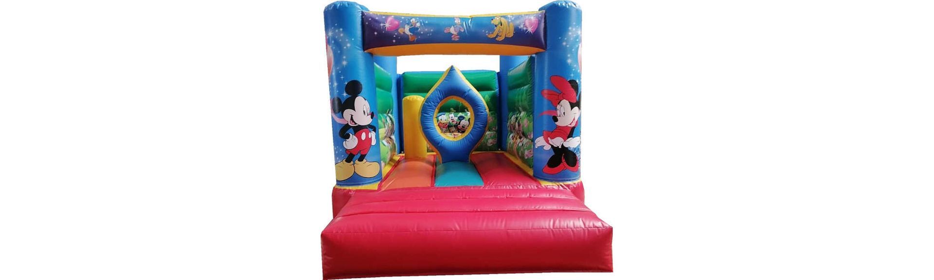 Una casa inflable con Mickey Mouse y Minnie Mouse en ella.