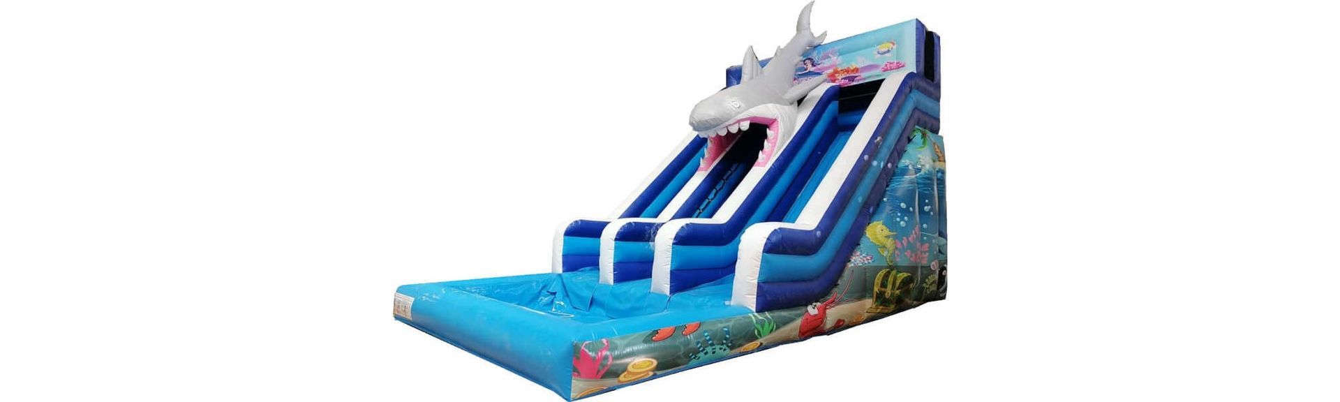 Un tobogán de agua inflable con un tiburón encima.