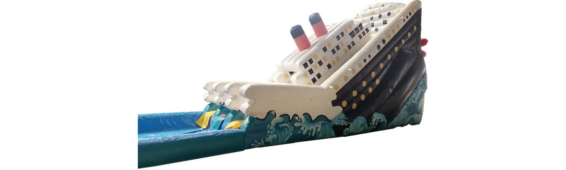 Un gran barco inflable flota sobre un cuerpo de agua.