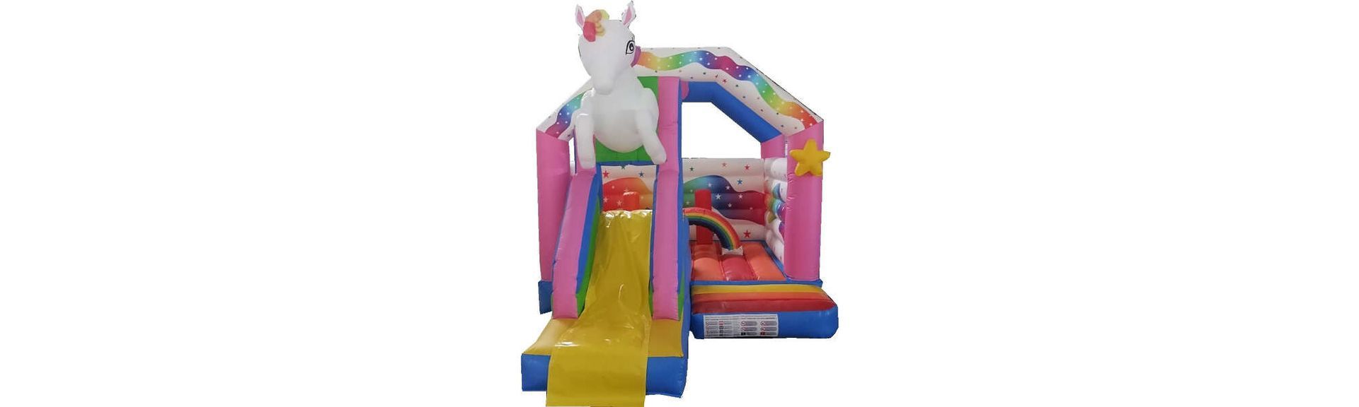 Una casa inflable con un unicornio encima y un tobogán.