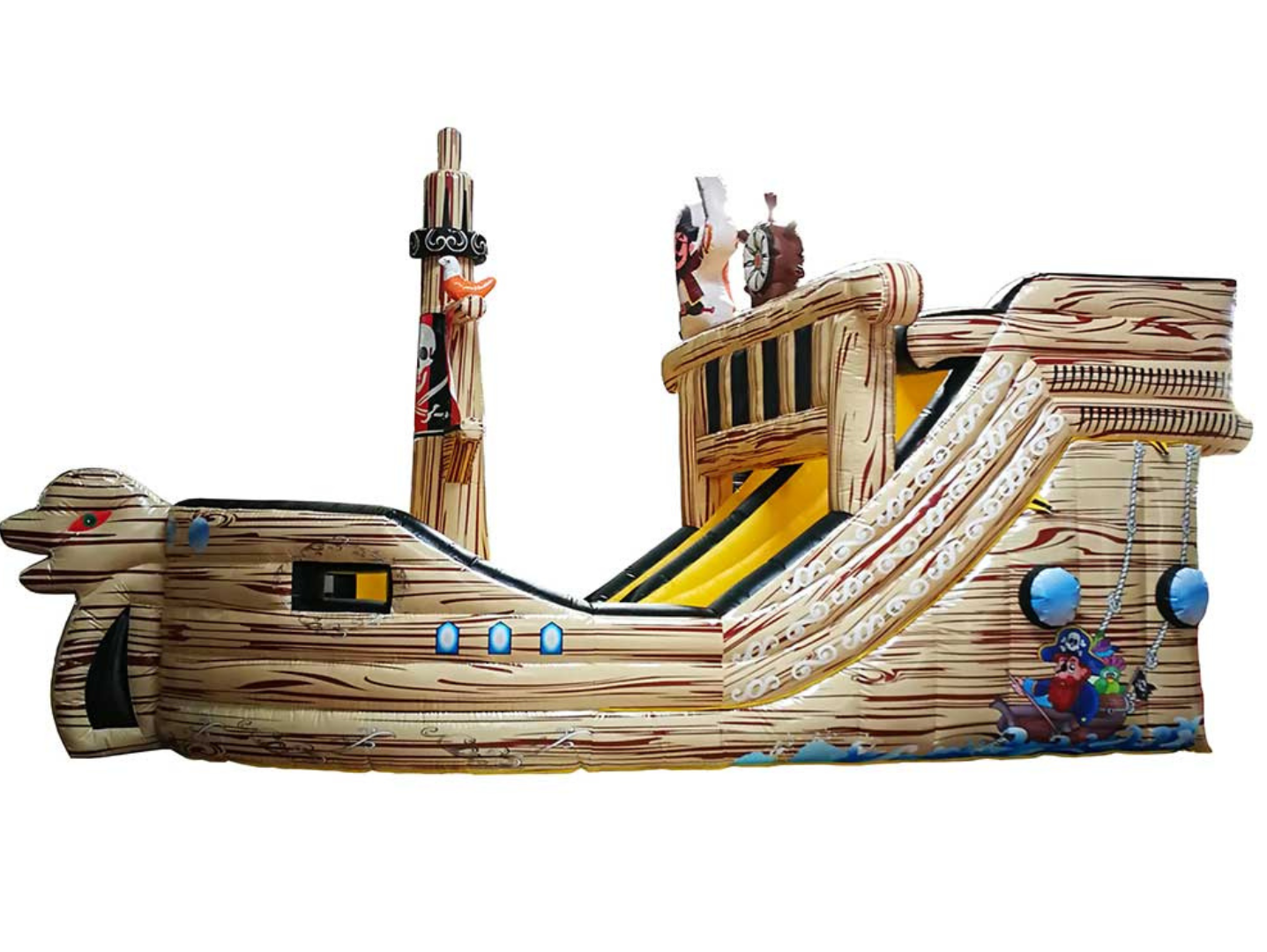 Un gran barco pirata inflable con un tobogán adjunto.