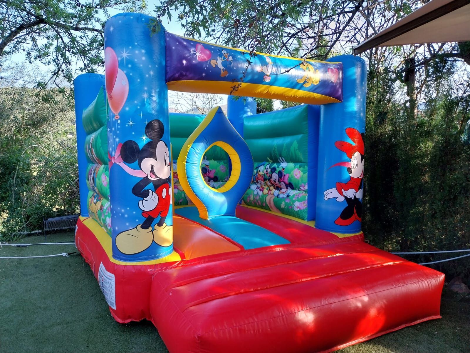 Una casa inflable con Mickey Mouse y Minnie Mouse en ella.