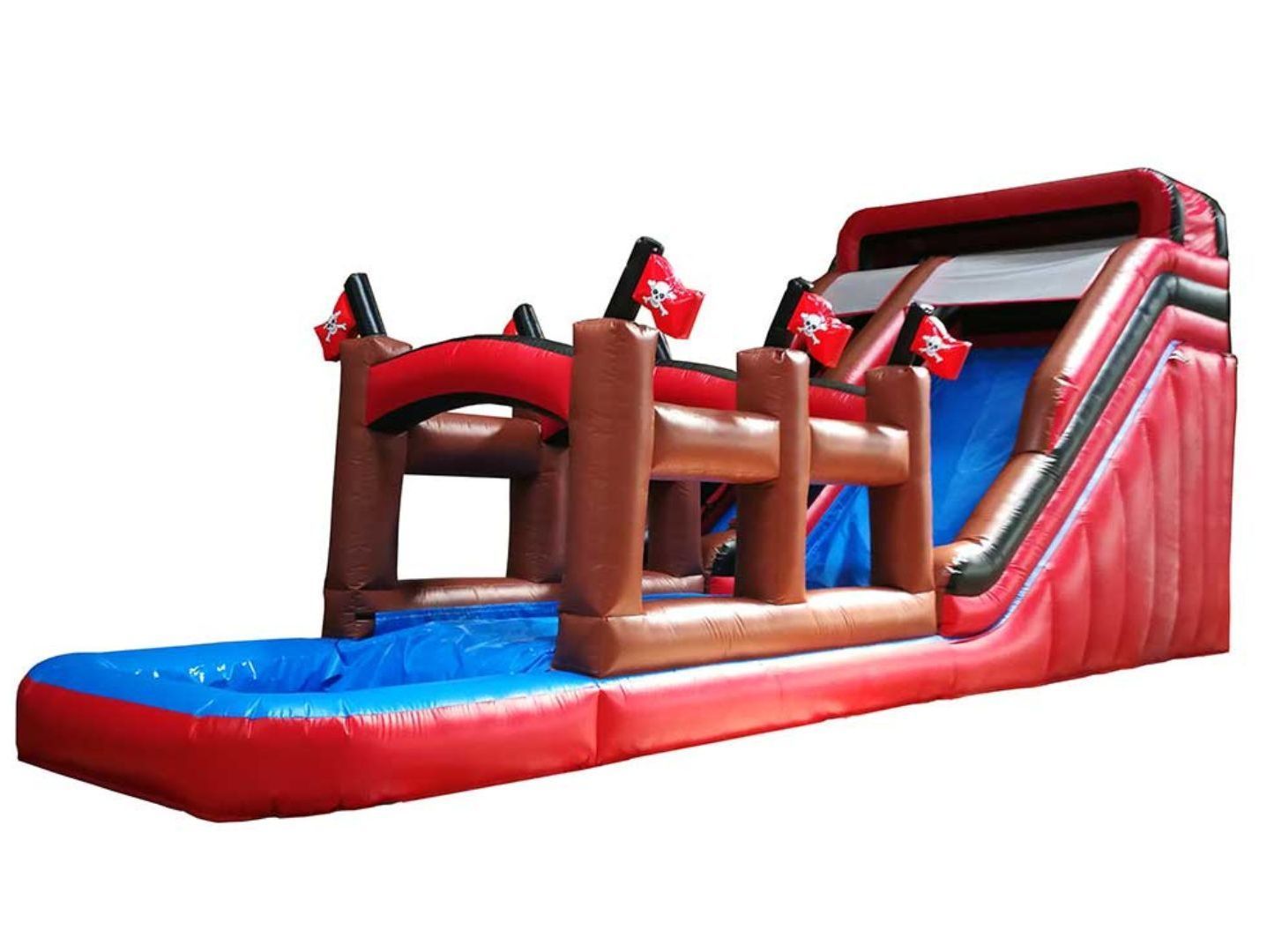 Un tobogán de agua inflable rojo y azul con banderas.