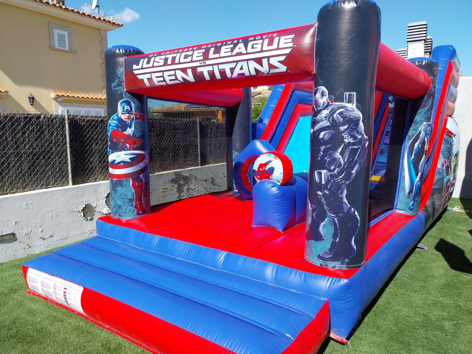 Una casa inflable con los Jóvenes Titanes de la Liga de la Justicia.