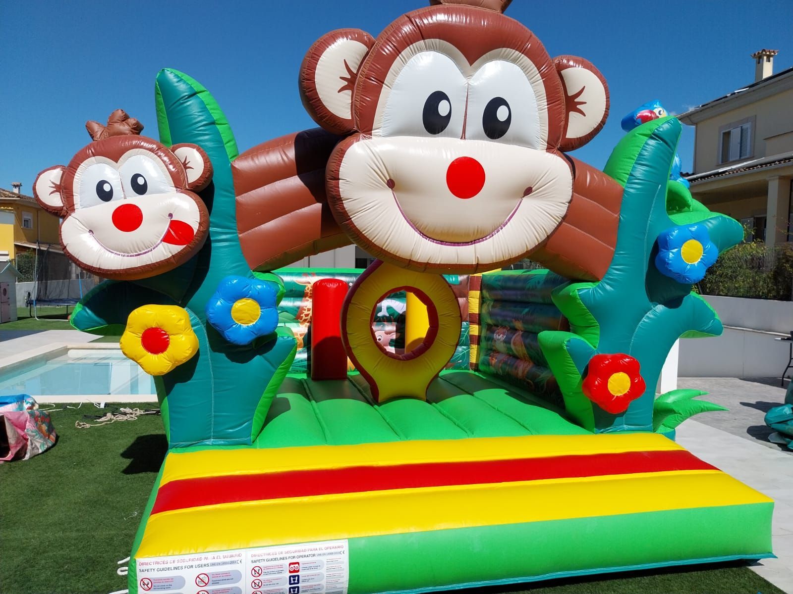 Una casa inflable con una cara de mono.