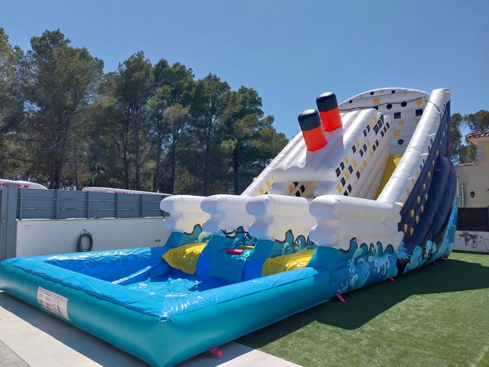 Un gran tobogán inflable con forma de crucero.