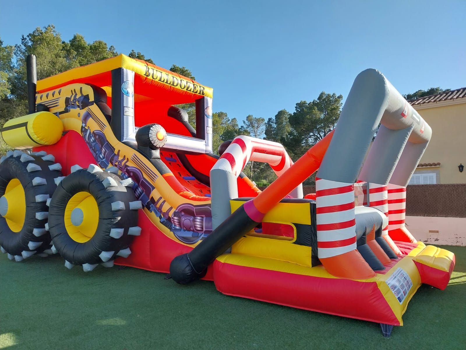 Un tractor inflable con un tobogán adjunto.