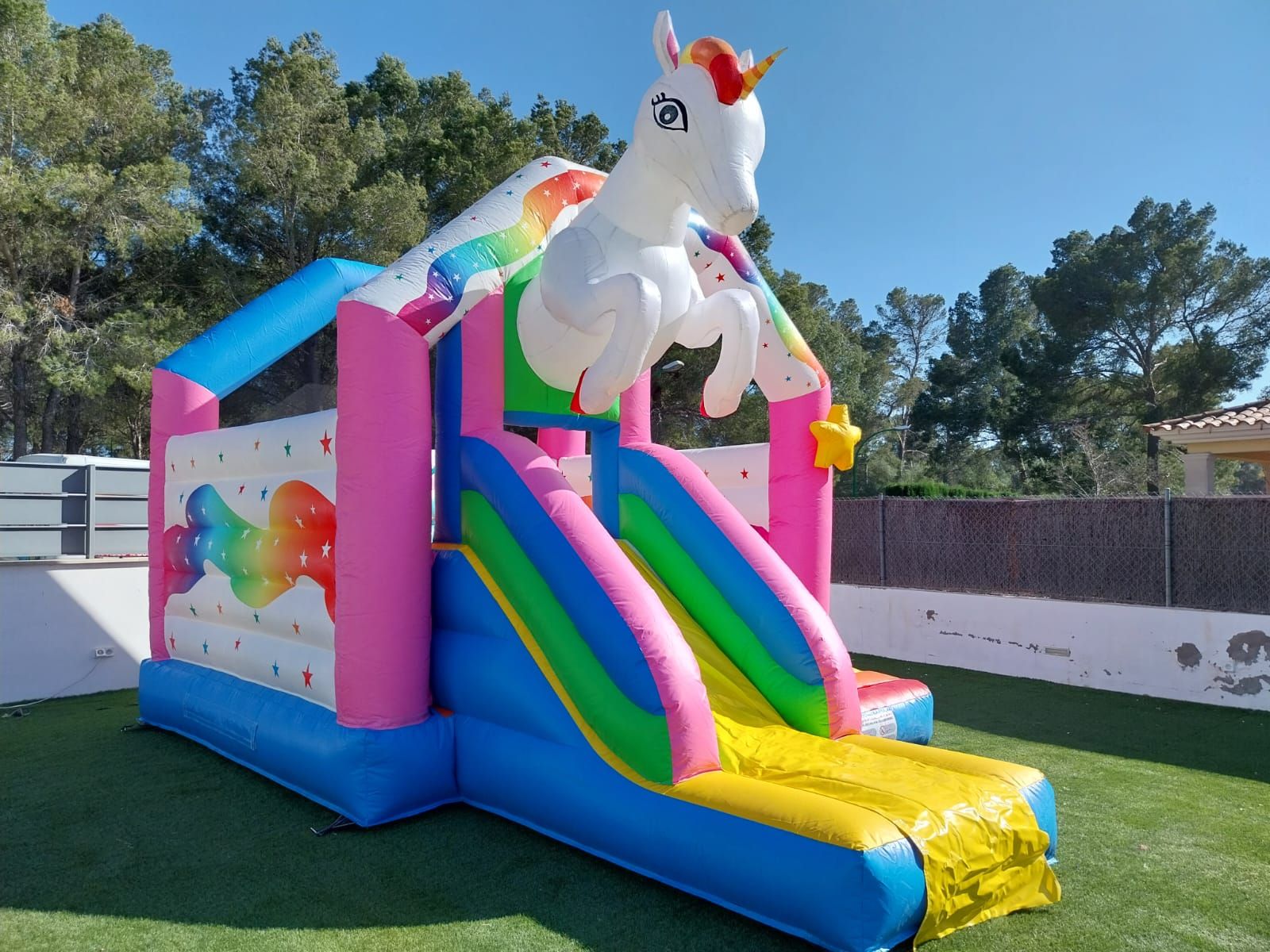 Una casa inflable con un unicornio encima.