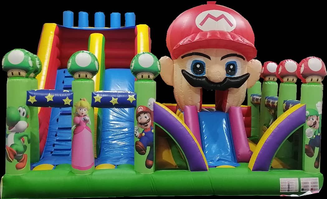 Un castillo inflable con temática congelada y un tobogán.