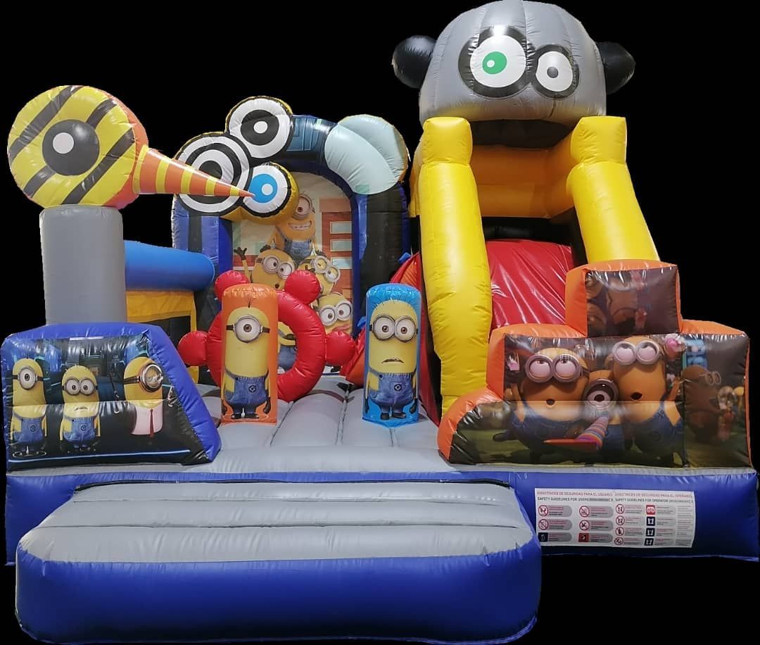 Un castillo inflable con temática congelada y un tobogán.