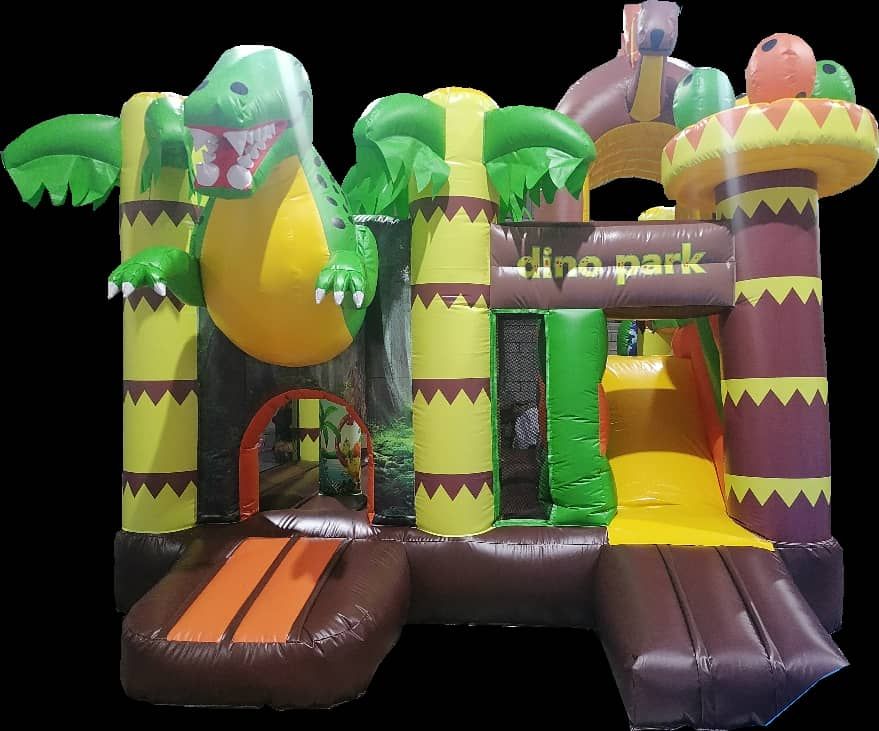 Un castillo inflable con temática congelada y un tobogán.