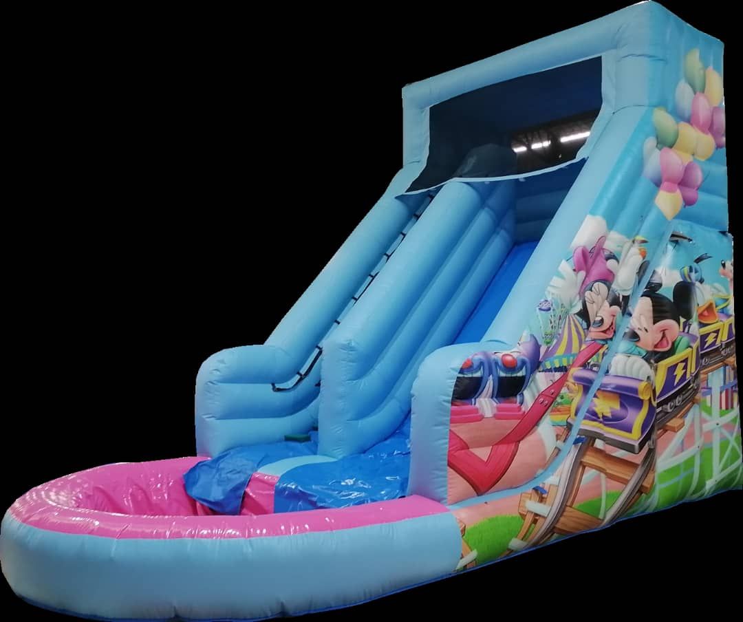 Un gran tobogán de agua inflable con una temática congelada sobre un fondo blanco.