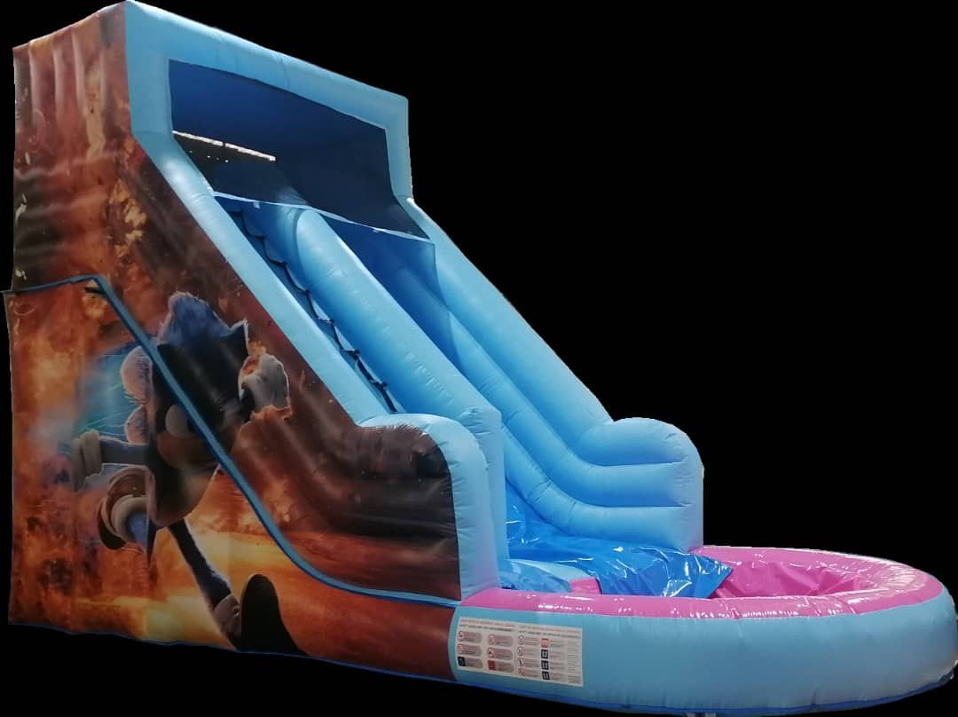 Un tobogán de agua inflable rojo y azul con banderas.