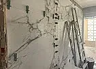 Una pared blanca con muchas herramientas sobre ella.