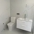 Un baño con lavabo, inodoro, bidé y espejo.