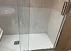 Un baño con ducha, lavabo e inodoro.