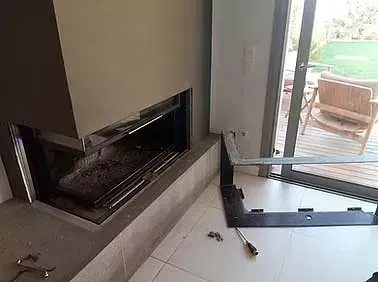 Una habitación con chimenea y una puerta corrediza de cristal.