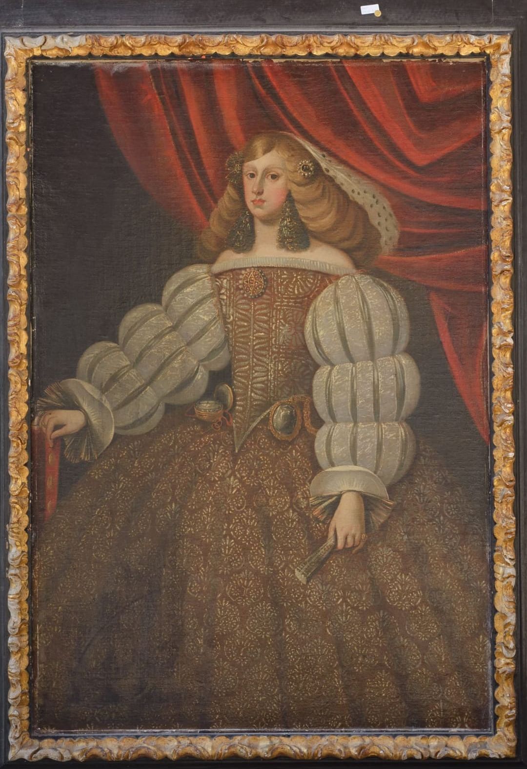 Una pintura de una mujer con un vestido y una cortina roja detrás de ella.