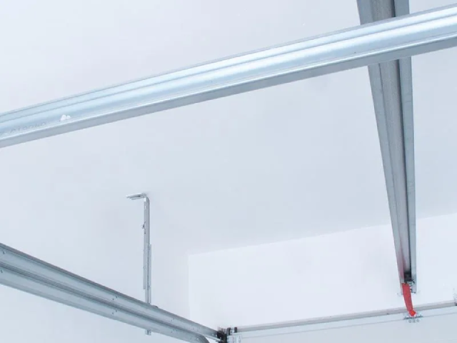 Eine Nahaufnahme eines Garagentoröffners in einer Garage.