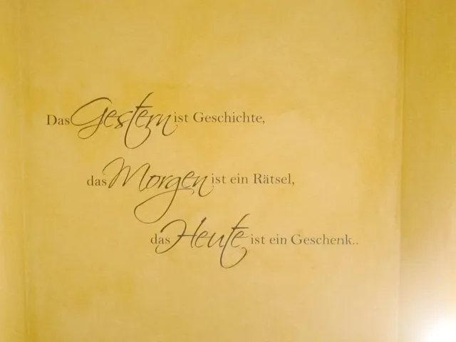 Eine Wand mit einem Zitat auf Deutsch darauf