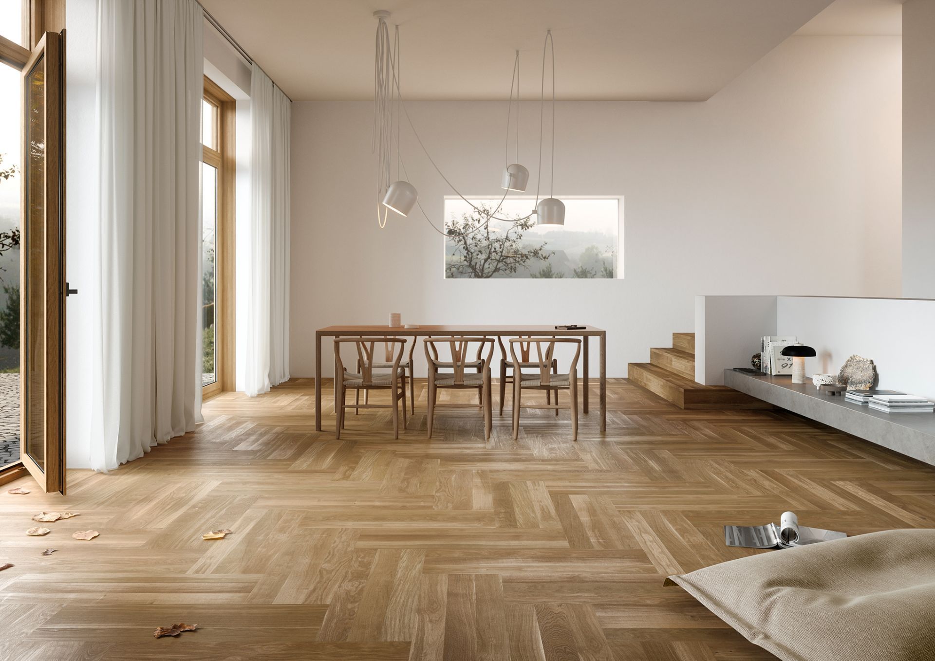 Ein Esszimmer mit Holzboden und Tisch und Stühlen